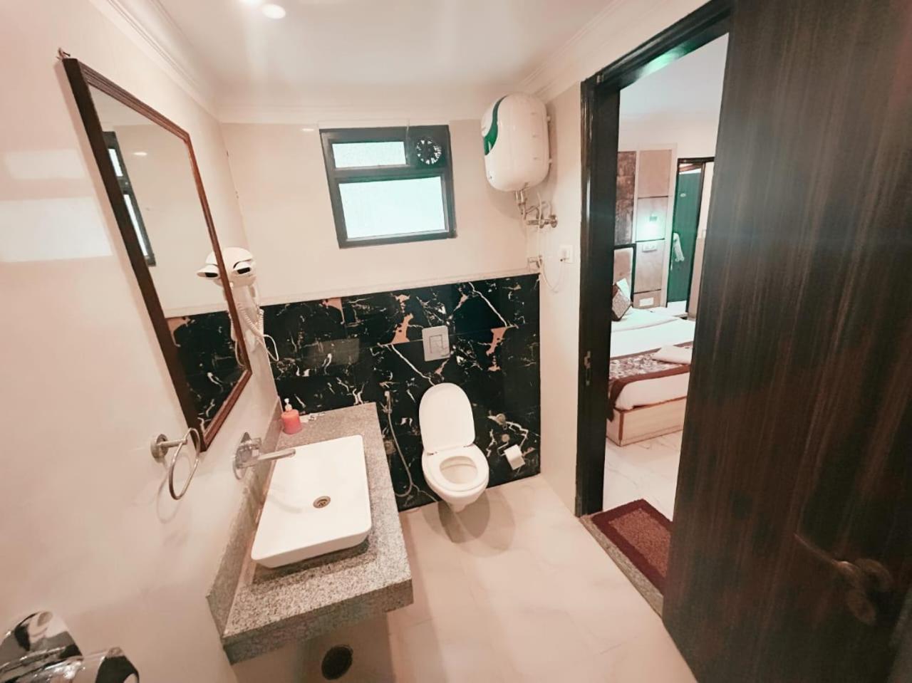 The Almora Residency - Complimentary Airport Trasnfer Hotel New Delhi Exterior photo
