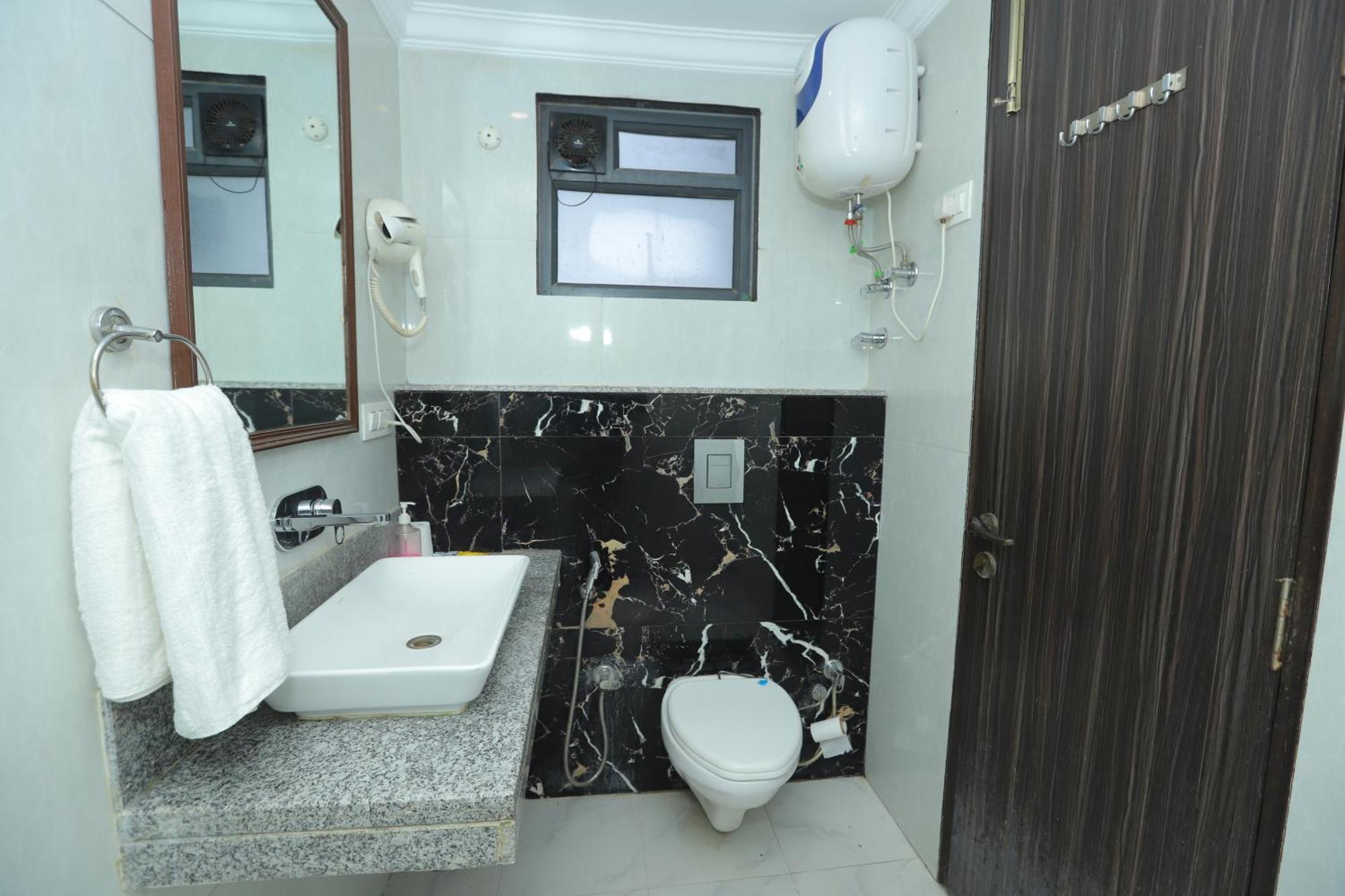 The Almora Residency - Complimentary Airport Trasnfer Hotel New Delhi Exterior photo