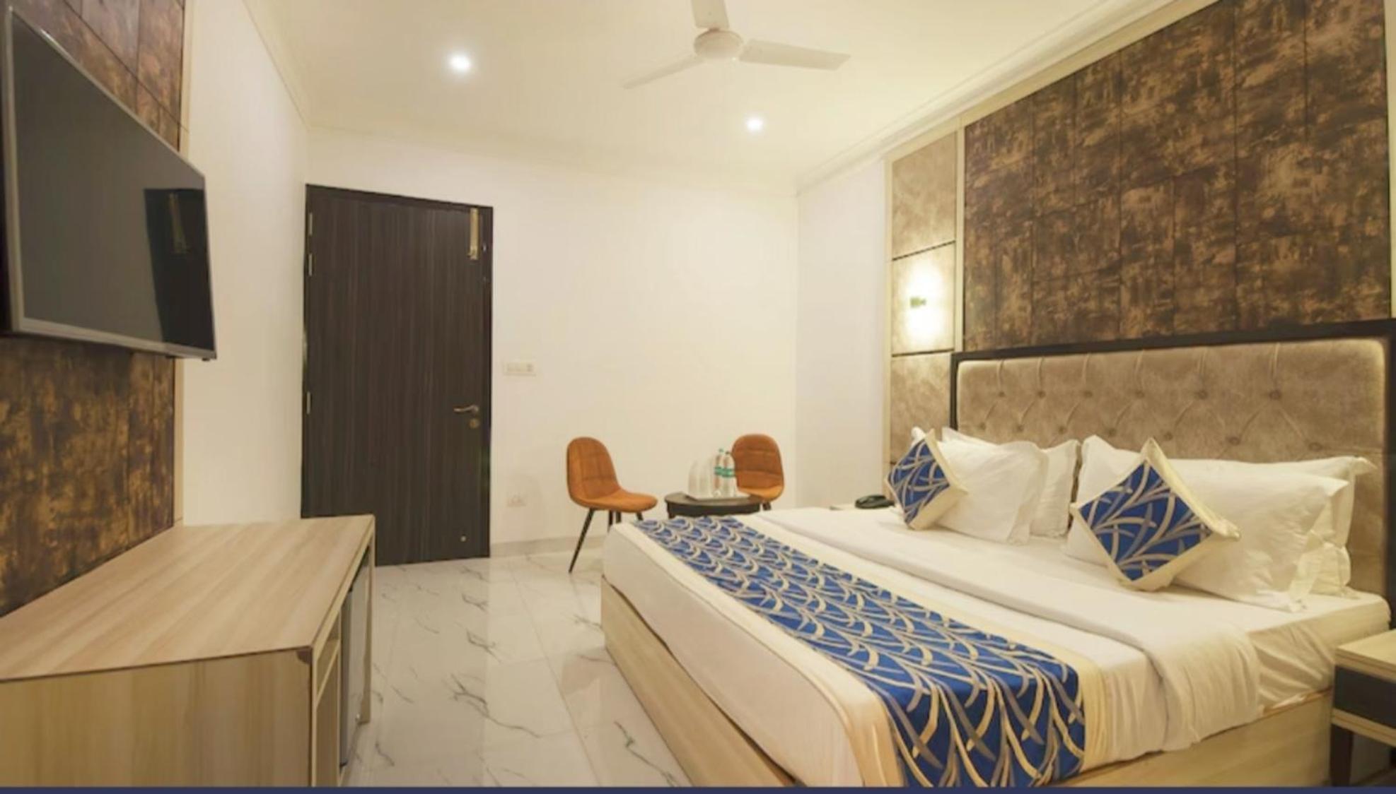 The Almora Residency - Complimentary Airport Trasnfer Hotel New Delhi Room photo