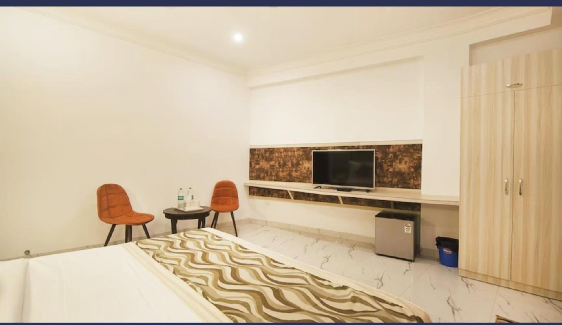 The Almora Residency - Complimentary Airport Trasnfer Hotel New Delhi Room photo