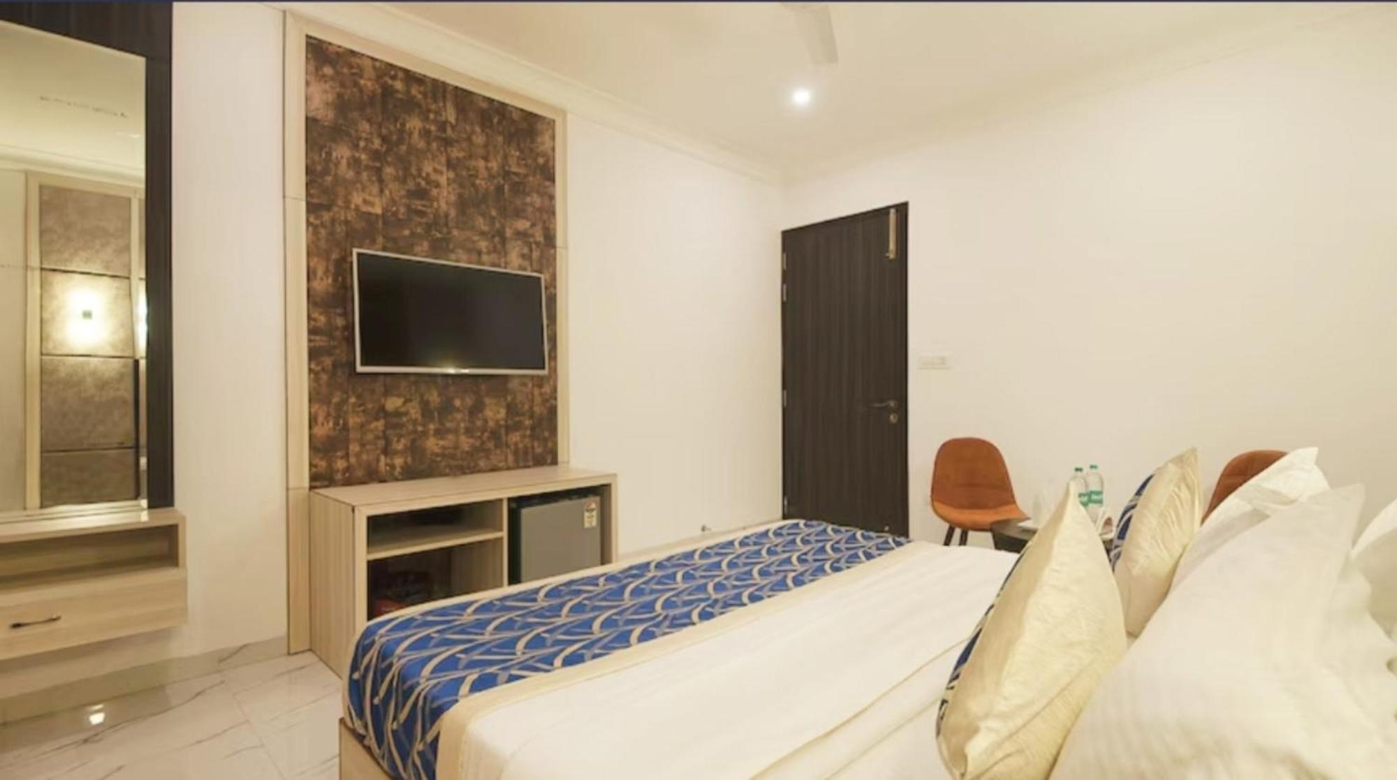 The Almora Residency - Complimentary Airport Trasnfer Hotel New Delhi Room photo