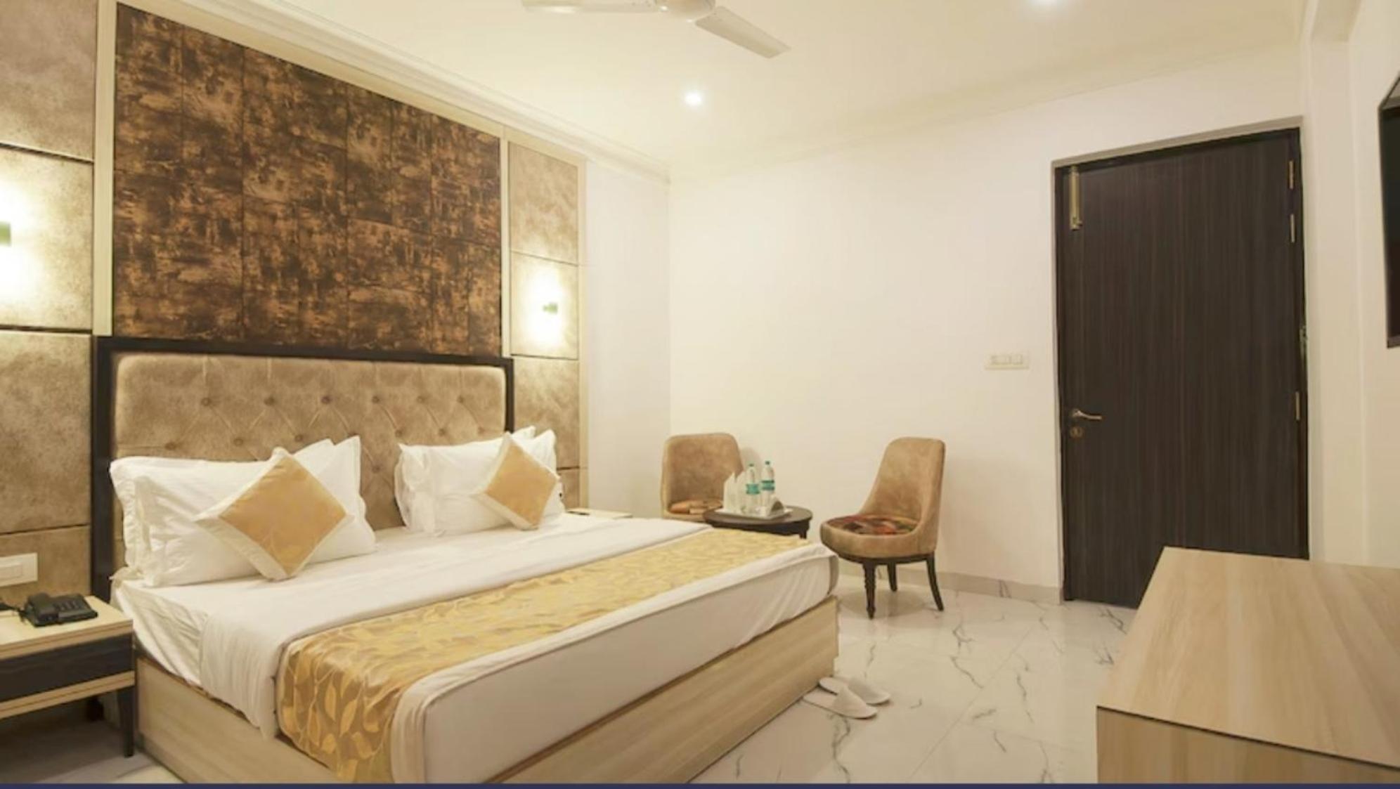 The Almora Residency - Complimentary Airport Trasnfer Hotel New Delhi Room photo