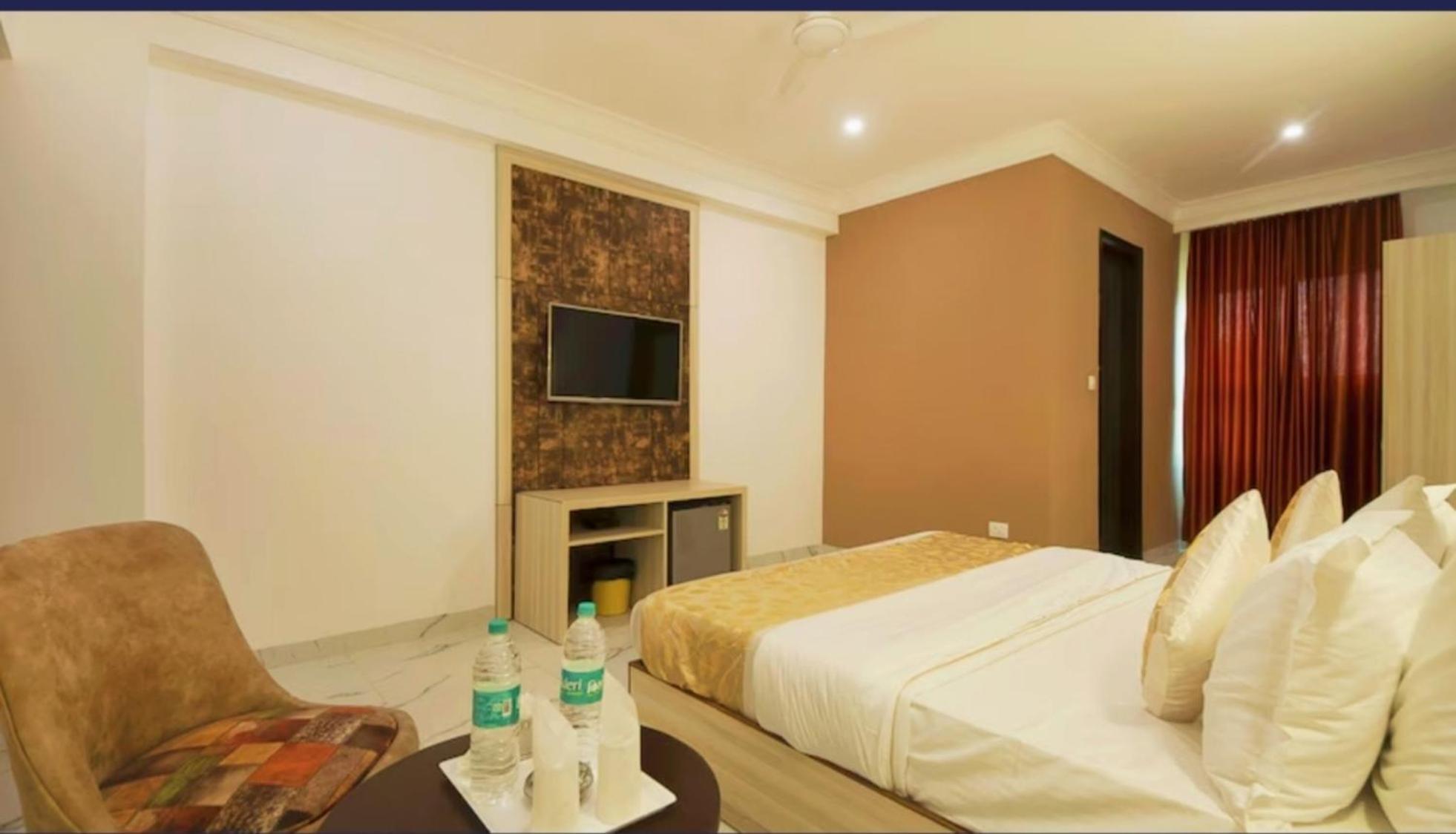 The Almora Residency - Complimentary Airport Trasnfer Hotel New Delhi Room photo