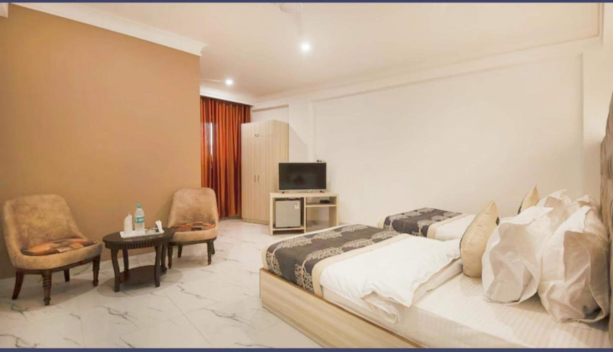 The Almora Residency - Complimentary Airport Trasnfer Hotel New Delhi Room photo