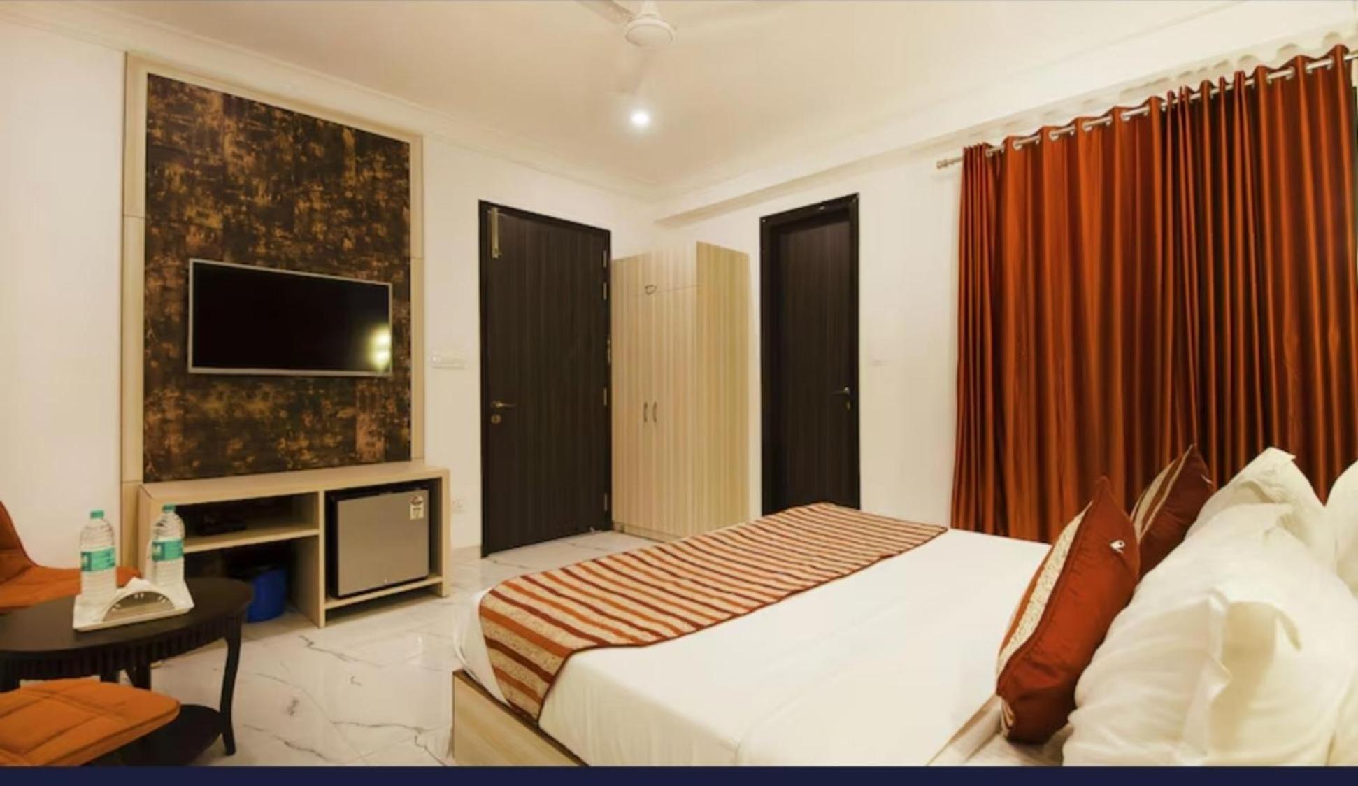 The Almora Residency - Complimentary Airport Trasnfer Hotel New Delhi Room photo