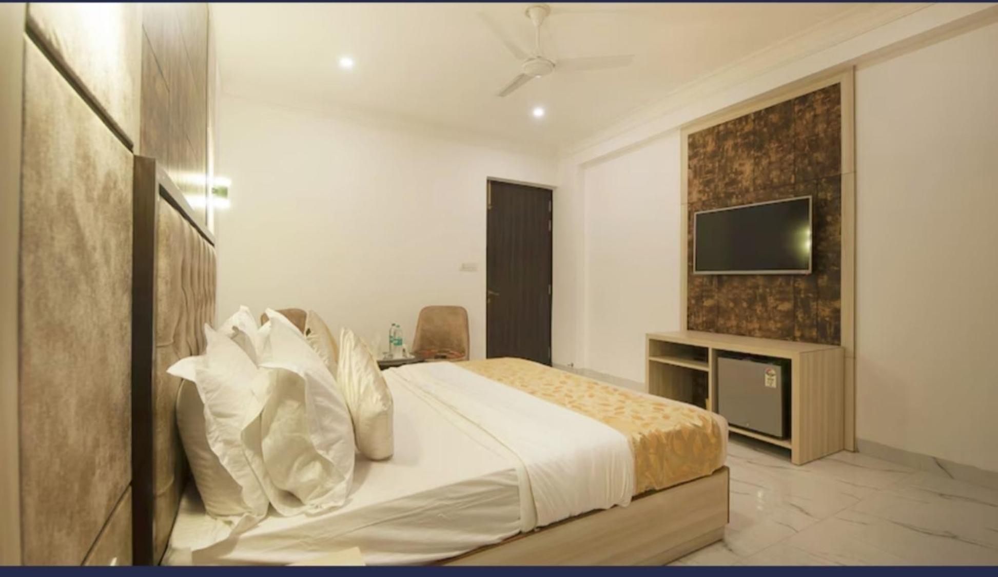 The Almora Residency - Complimentary Airport Trasnfer Hotel New Delhi Room photo