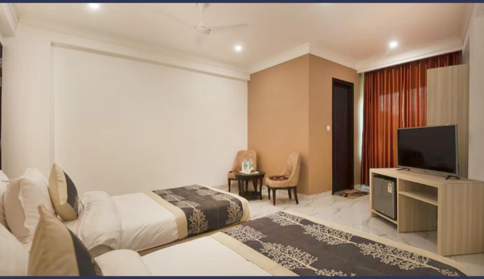 The Almora Residency - Complimentary Airport Trasnfer Hotel New Delhi Room photo